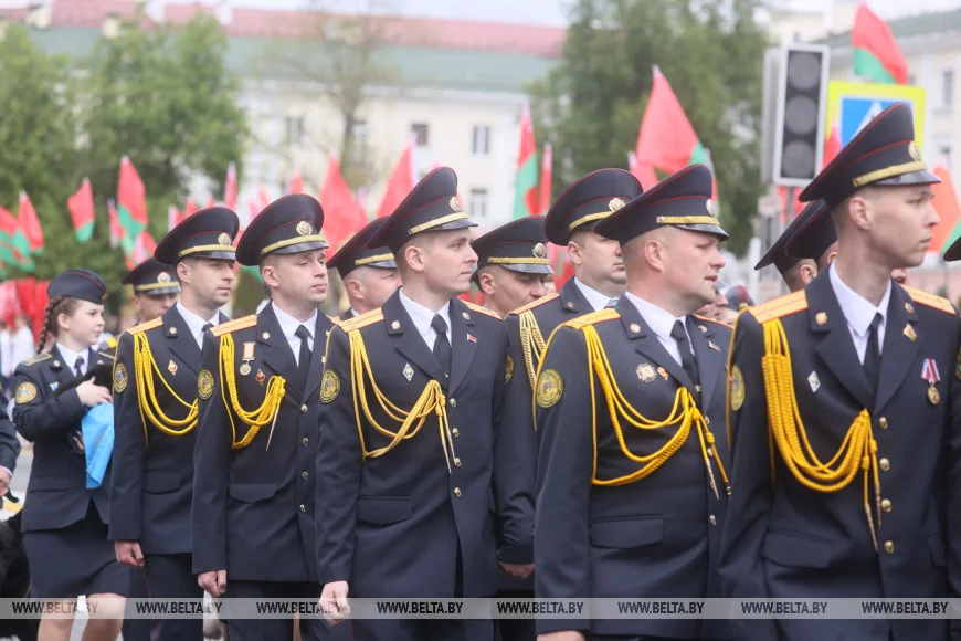 В Бресте 150 человек пронесли 100-метровый флаг Беларуси — праздник на площади Ленина