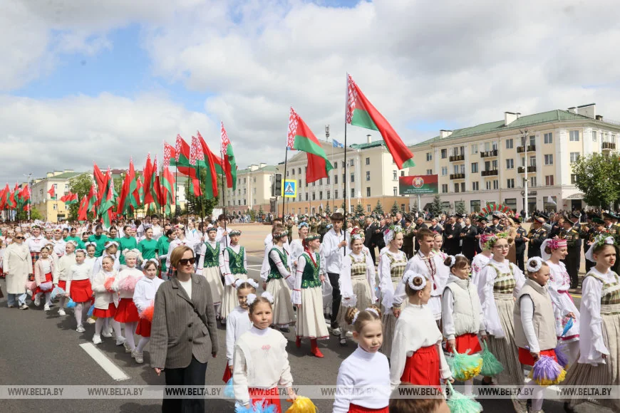 В Бресте 150 человек пронесли 100-метровый флаг Беларуси — праздник на площади Ленина
