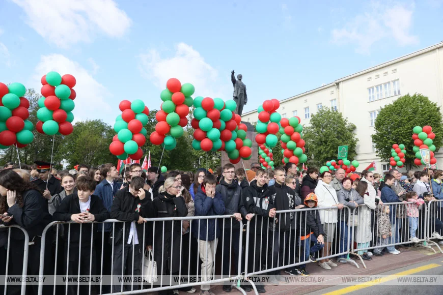 В Бресте 150 человек пронесли 100-метровый флаг Беларуси — праздник на площади Ленина