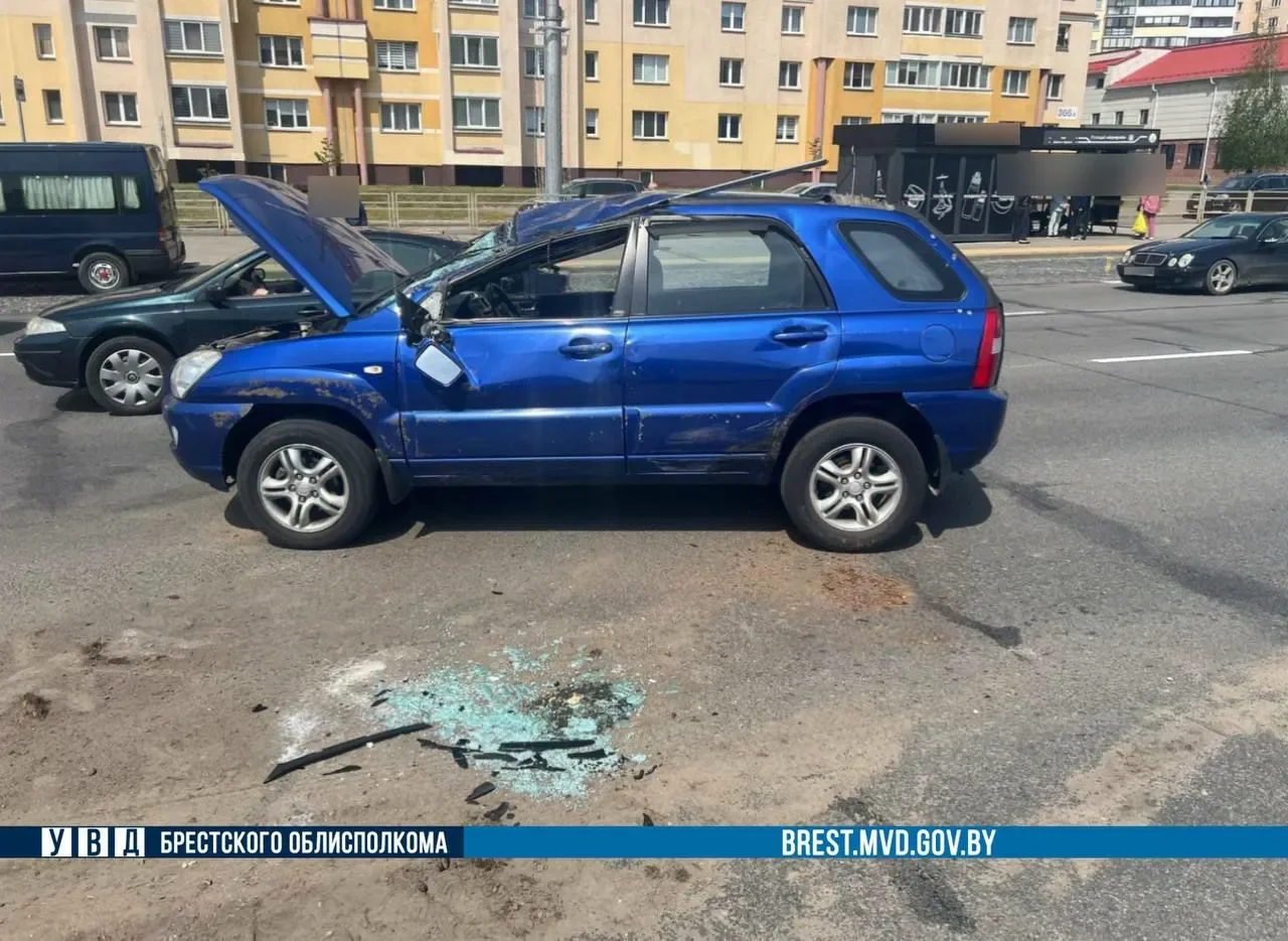 В Бресте KIA перевернулся после столкновения с Audi