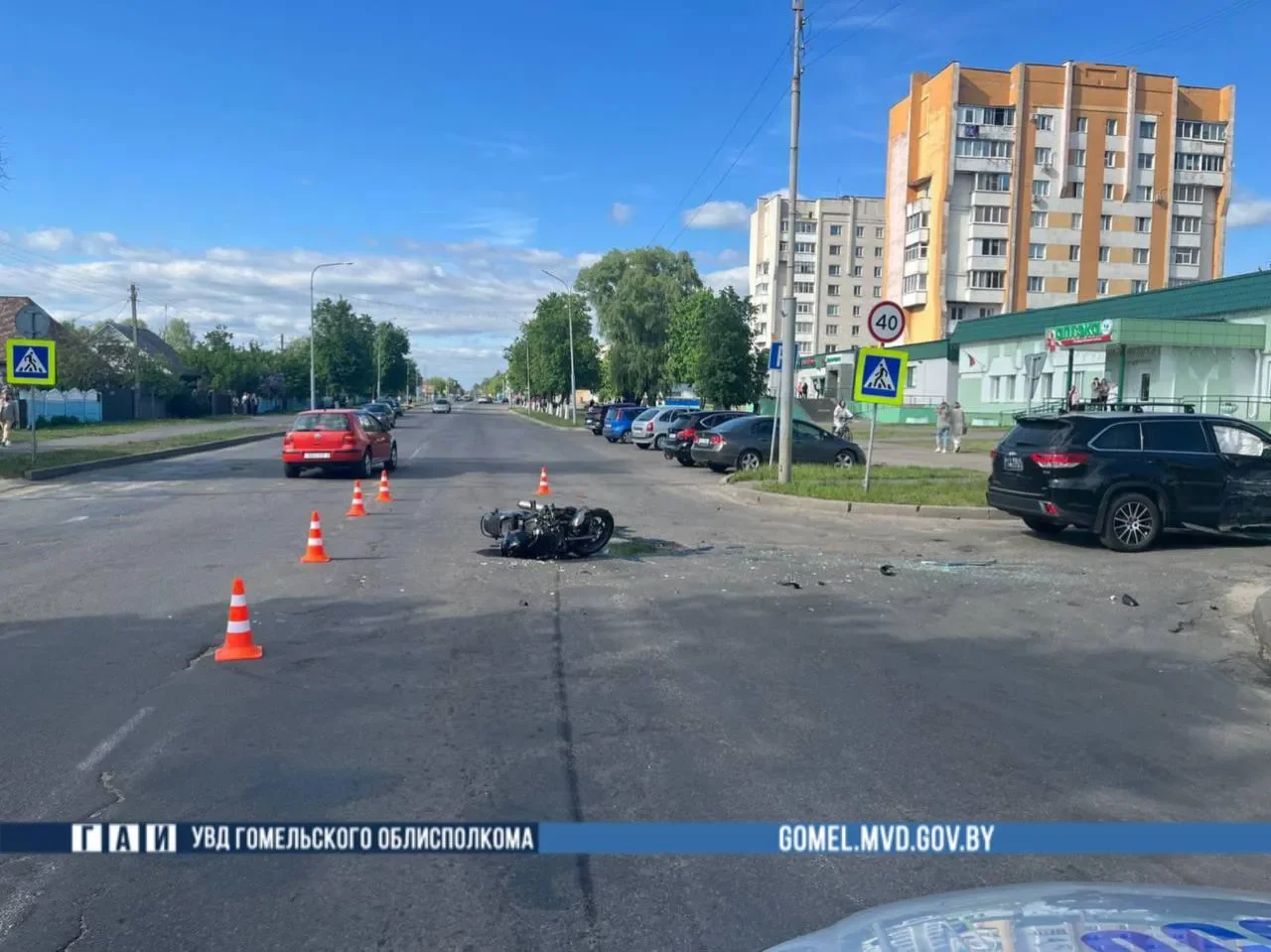 Мотоциклист погиб в жестком ДТП с легковушкой — момент аварии попал на видео