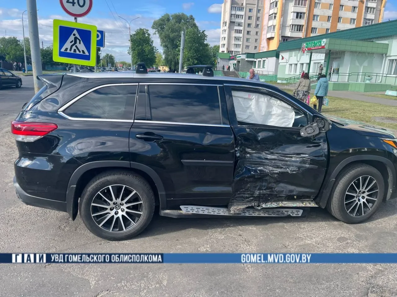Мотоциклист погиб в жестком ДТП с легковушкой — момент аварии попал на видео