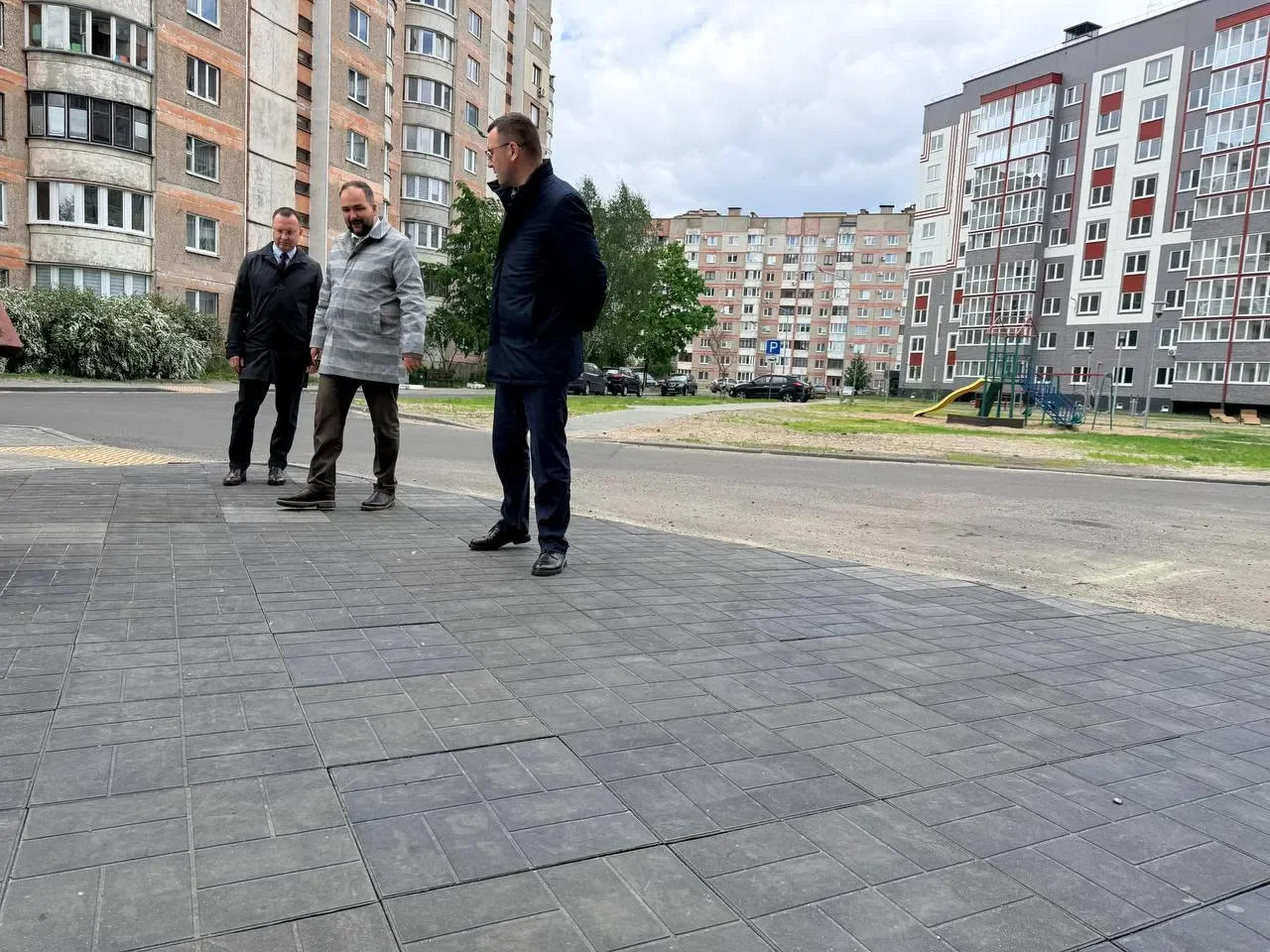 В Бресте из старого пластика делают плитку, бордюры и крышки люков