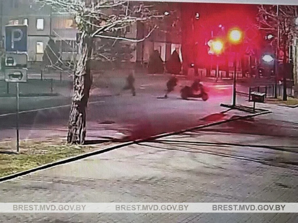 Подростки в балаклавах угнали два мотоцикла в Бресте — один утопили, на втором попались на заправке