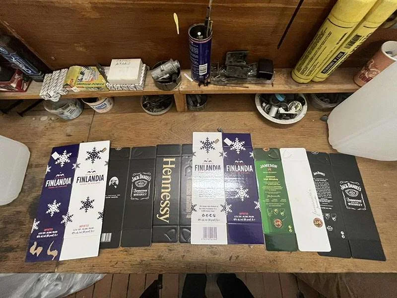 В гараже у жителя Брестчины нашли 545 литров спирта и упаковки от Hennessy и Jack Daniel’s