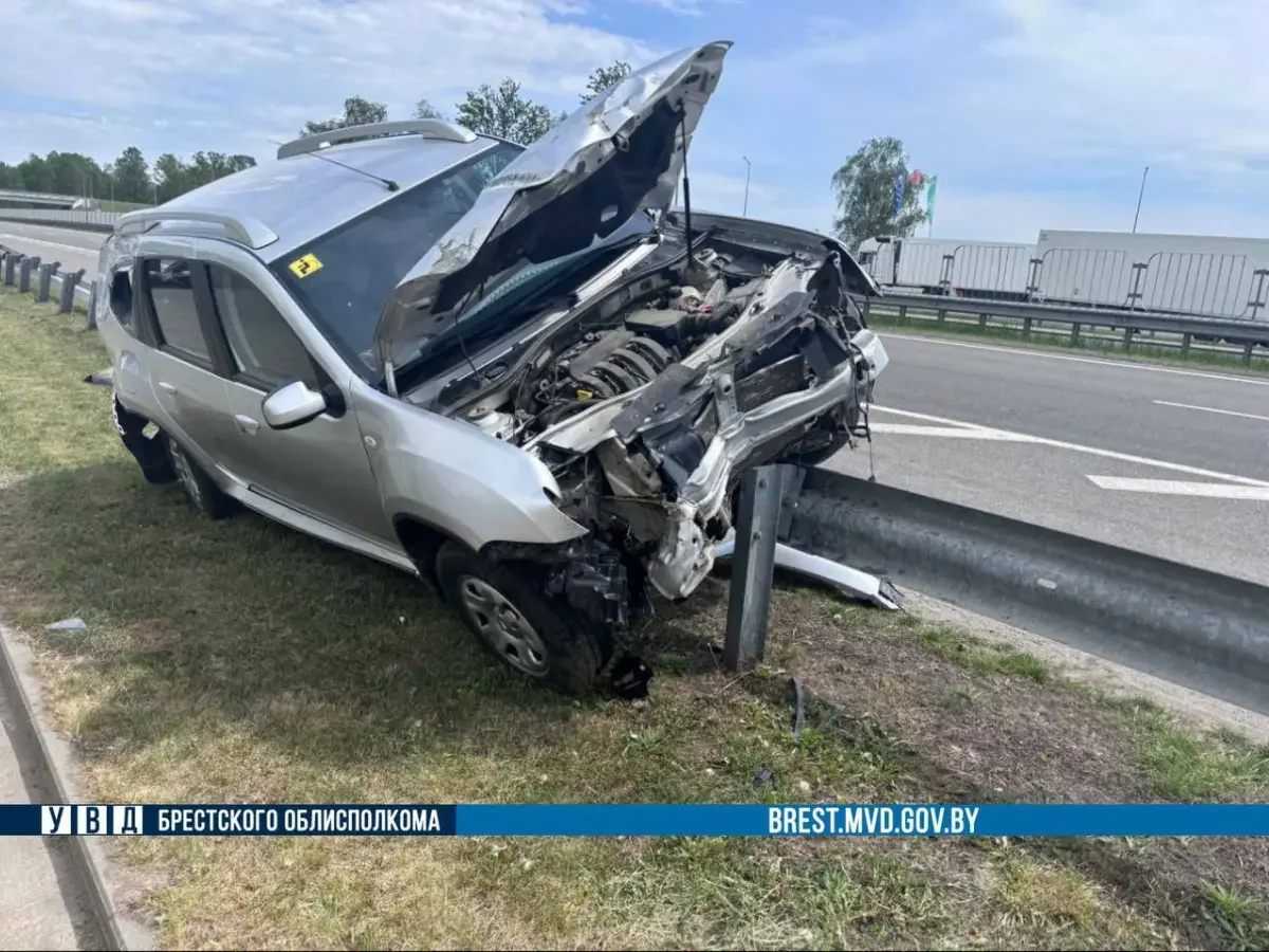 На М1 под Кобрином Nissan въехал в отбойник — за рулём была 80-летняя женщина