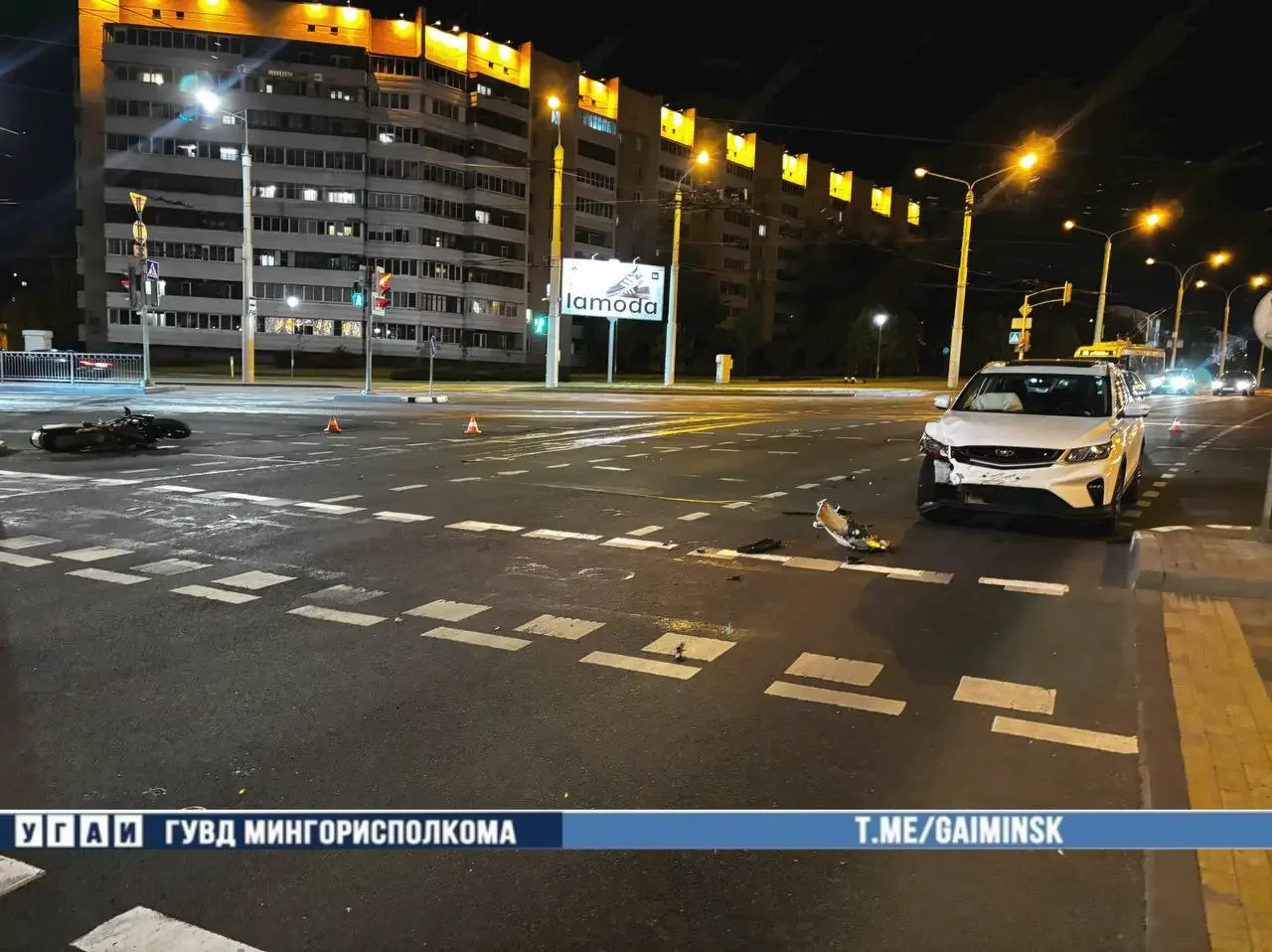 Момент жесткого столкновения мотоцикла и Geely попал на видео