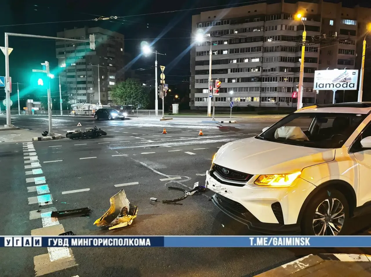 Момент жесткого столкновения мотоцикла и Geely попал на видео