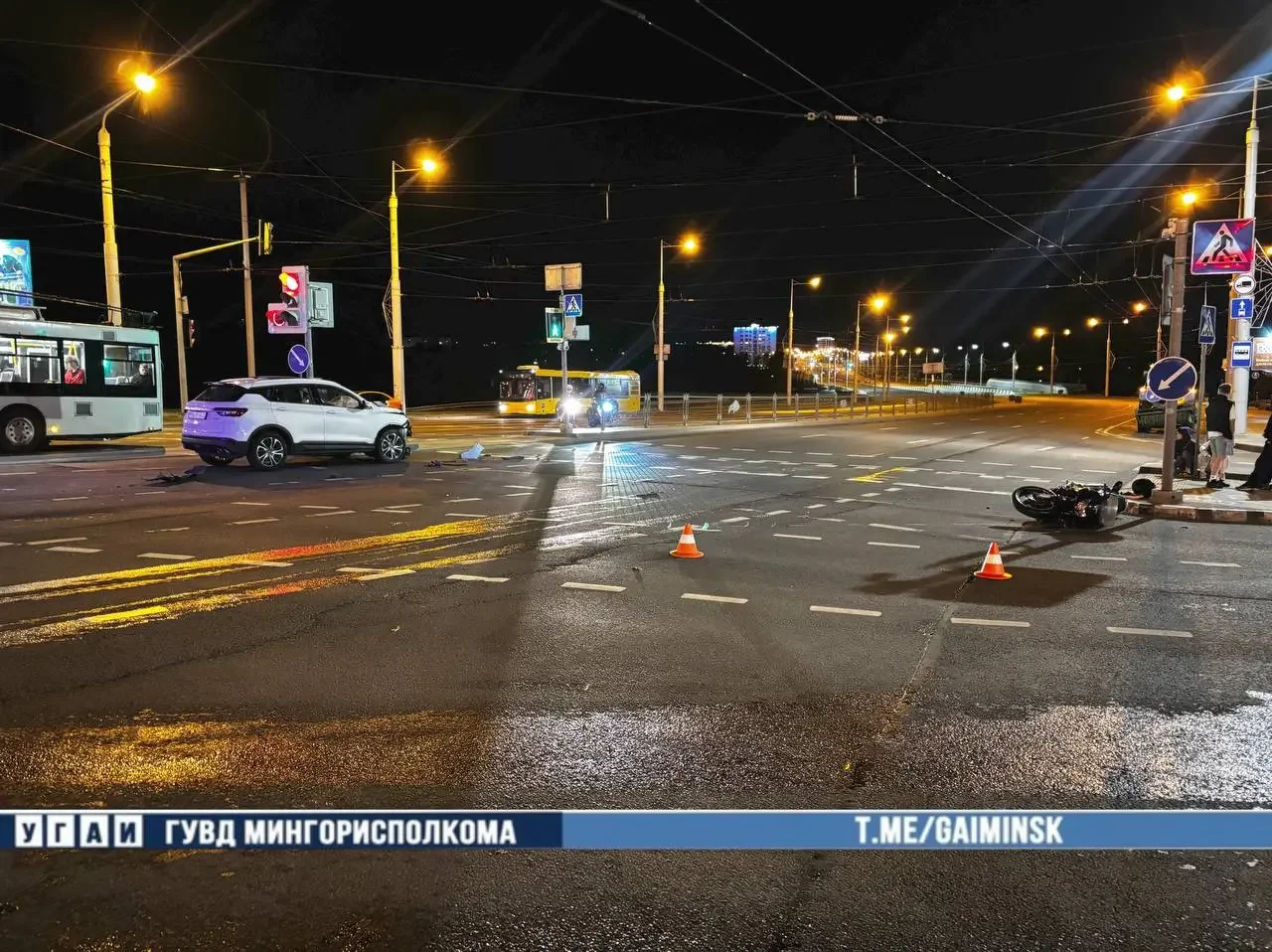 Момент жесткого столкновения мотоцикла и Geely попал на видео