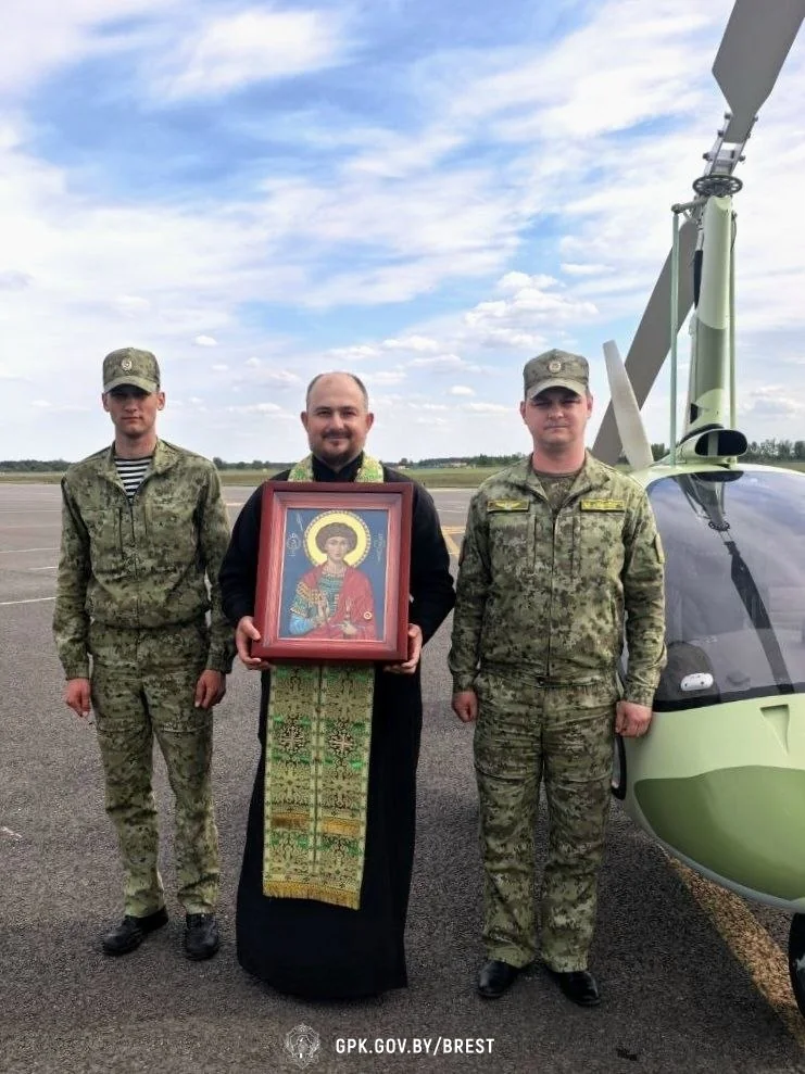Священник облетел государственную границу с иконой — вот зачем он это сделал
