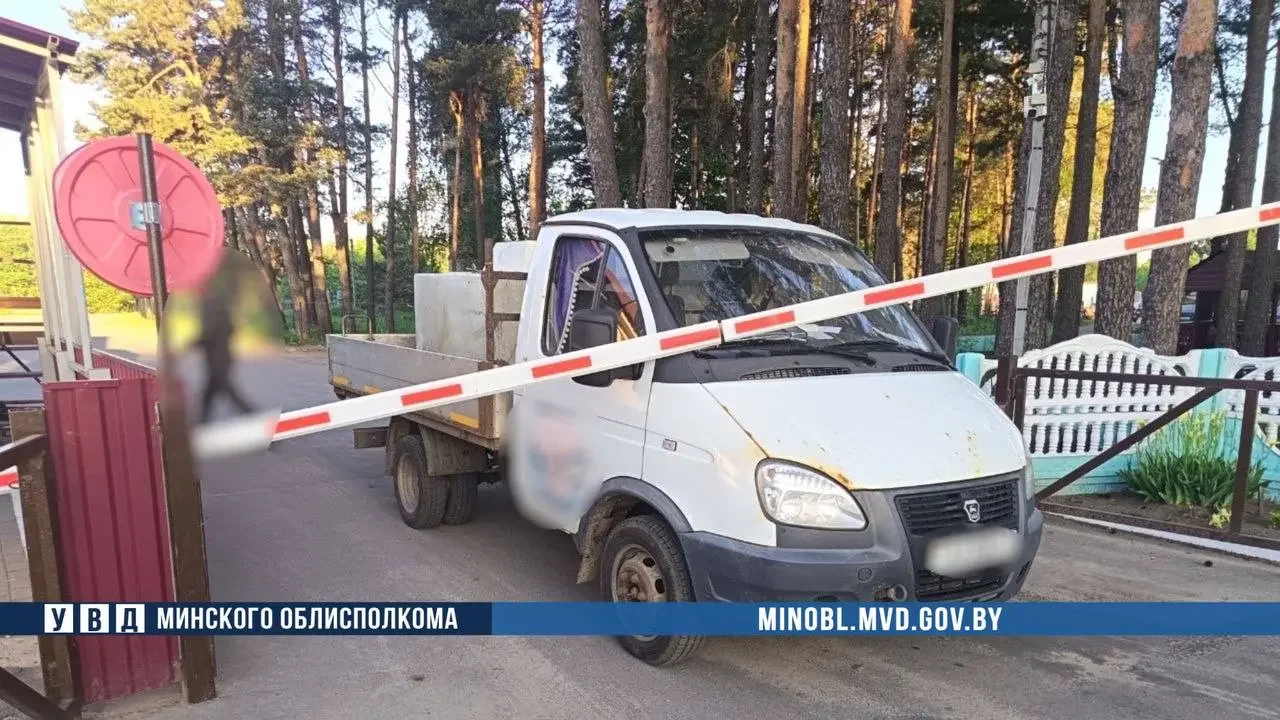 В Беларуси девушка угнала грузовик после ссоры с парнем