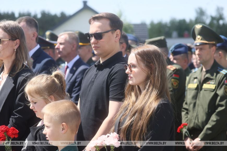 Пять лет назад они отвели самолёт от домов и погибли. В Барановичах почтили память лётчиков-героев