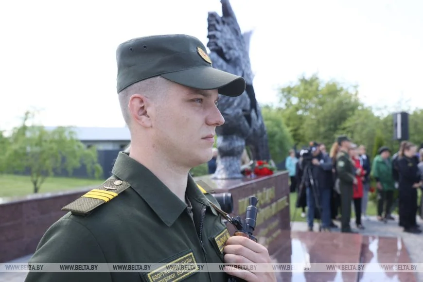 Пять лет назад они отвели самолёт от домов и погибли. В Барановичах почтили память лётчиков-героев