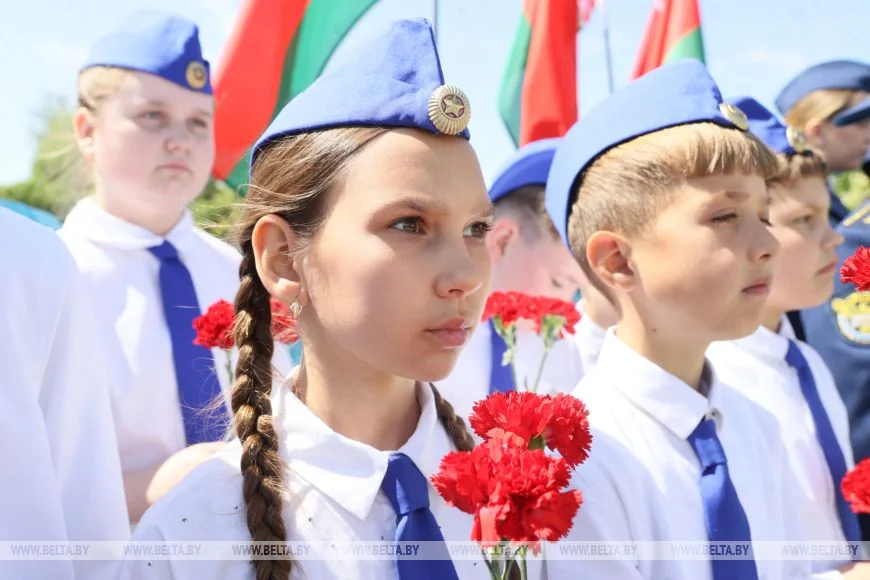 Пять лет назад они отвели самолёт от домов и погибли. В Барановичах почтили память лётчиков-героев