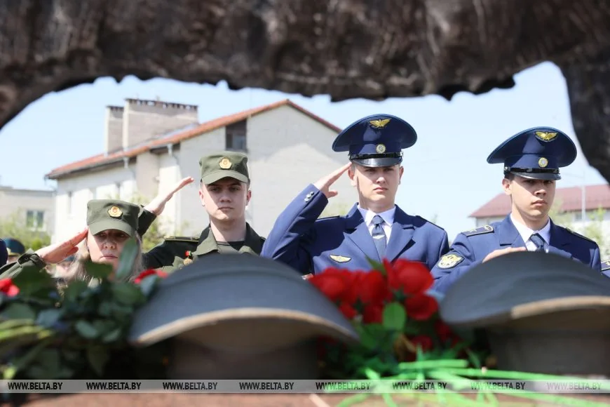 Пять лет назад они отвели самолёт от домов и погибли. В Барановичах почтили память лётчиков-героев