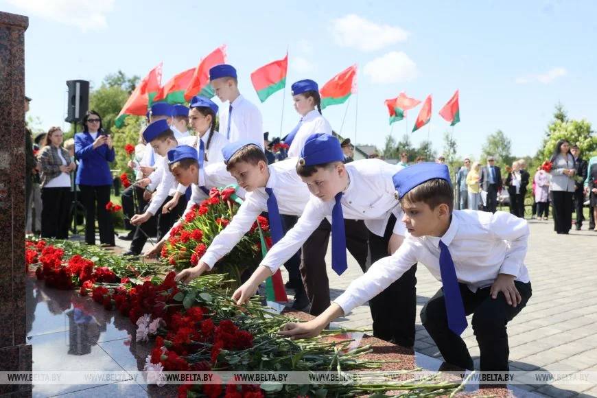 Пять лет назад они отвели самолёт от домов и погибли. В Барановичах почтили память лётчиков-героев
