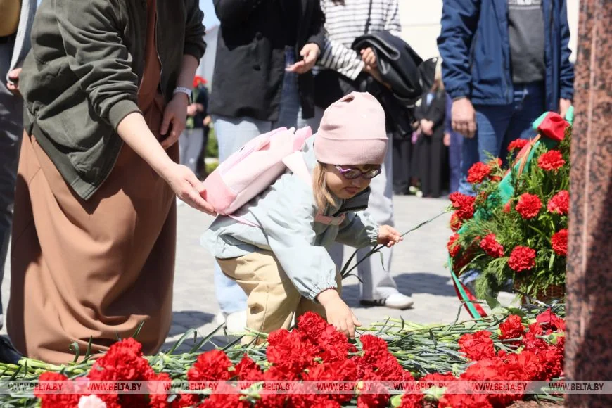 Пять лет назад они отвели самолёт от домов и погибли. В Барановичах почтили память лётчиков-героев