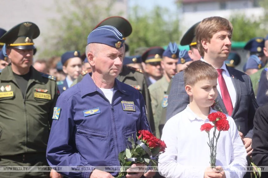 Пять лет назад они отвели самолёт от домов и погибли. В Барановичах почтили память лётчиков-героев