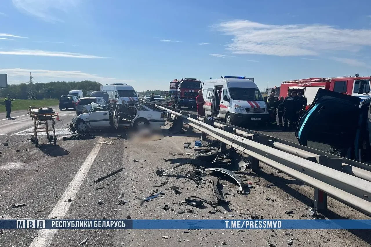 В Беларуси произошло жуткое ДТП: погибли женщина и годовалый ребёнок — видео