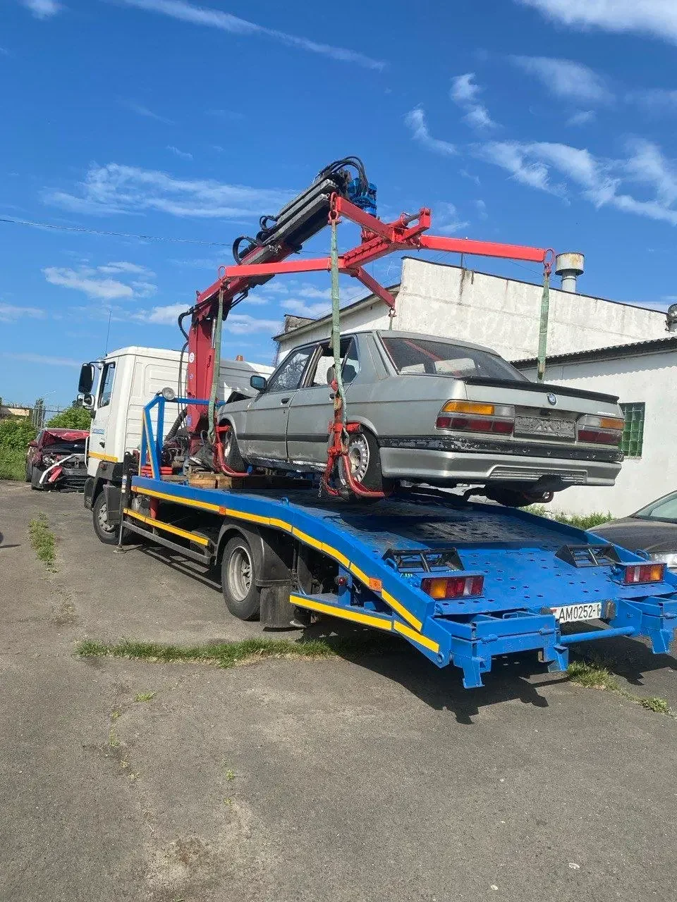 Брошенные автомобили в Бресте продолжают убирать с улиц