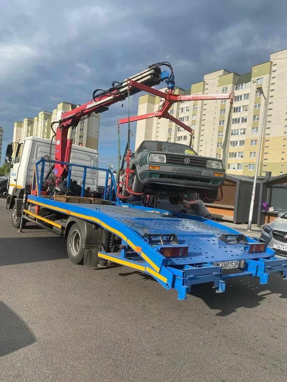 Брошенные автомобили в Бресте продолжают убирать с улиц