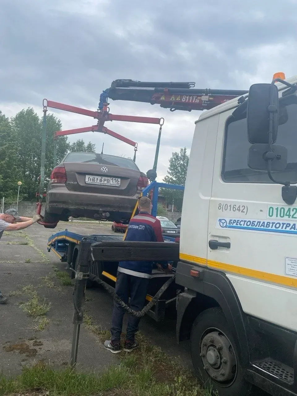 Брошенные автомобили в Бресте продолжают убирать с улиц