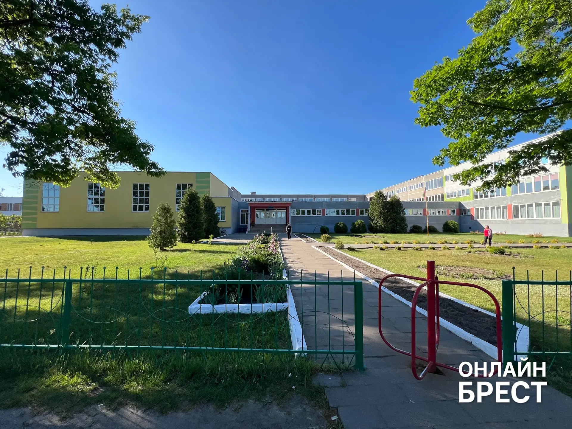 В Брестской области есть школа, куда каждый день съезжаются дети из многих деревень — вот как она живёт