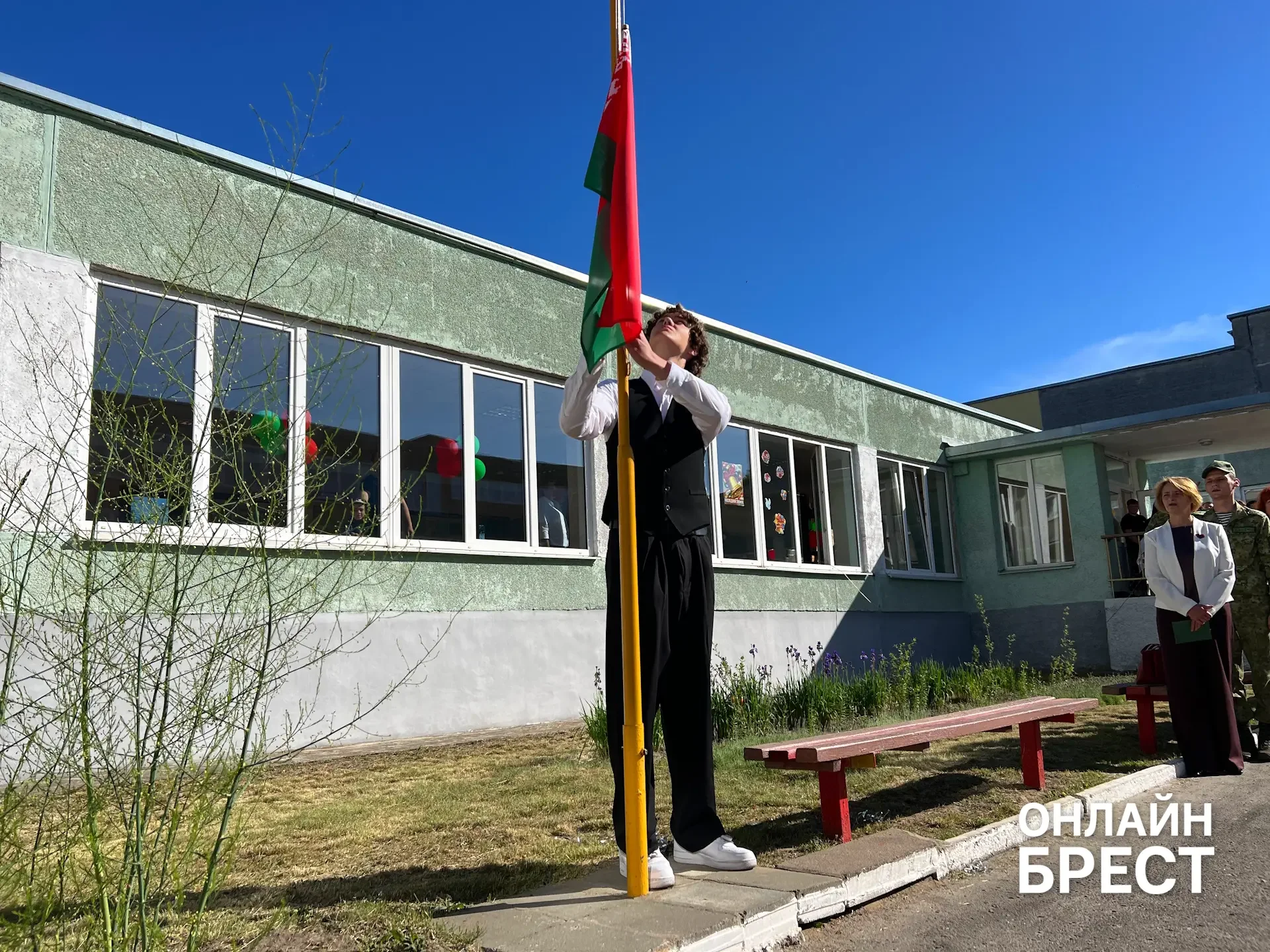 В Брестской области есть школа, куда каждый день съезжаются дети из многих деревень — вот как она живёт