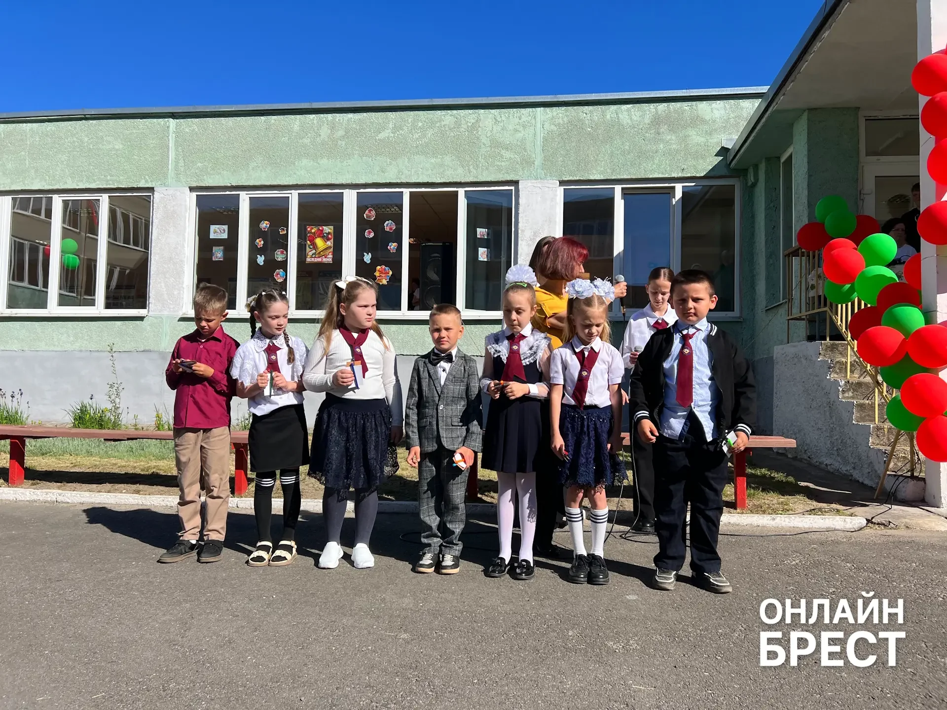 В Брестской области есть школа, куда каждый день съезжаются дети из многих деревень — вот как она живёт