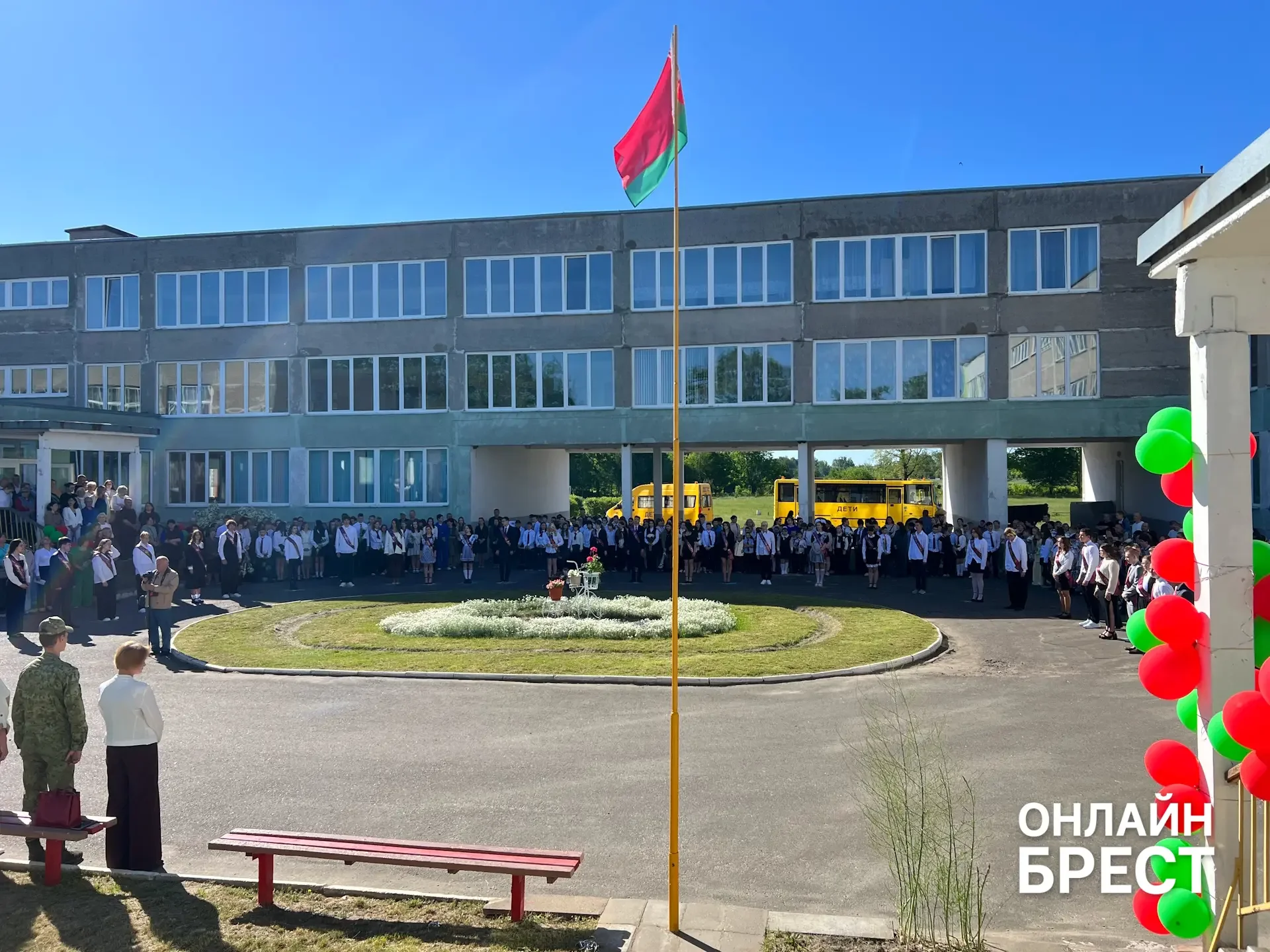 В Брестской области есть школа, куда каждый день съезжаются дети из многих деревень — вот как она живёт