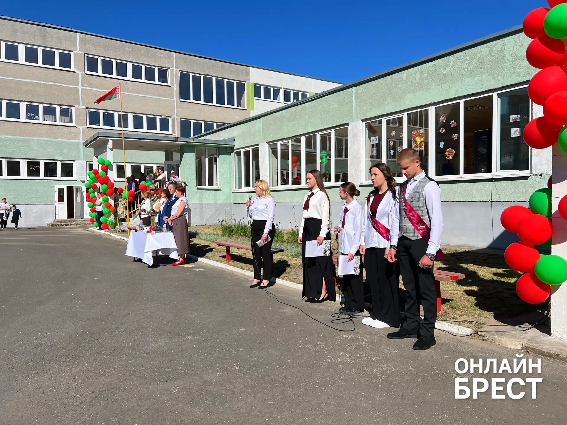 В Брестской области есть школа, куда каждый день съезжаются дети из многих деревень — вот как она живёт