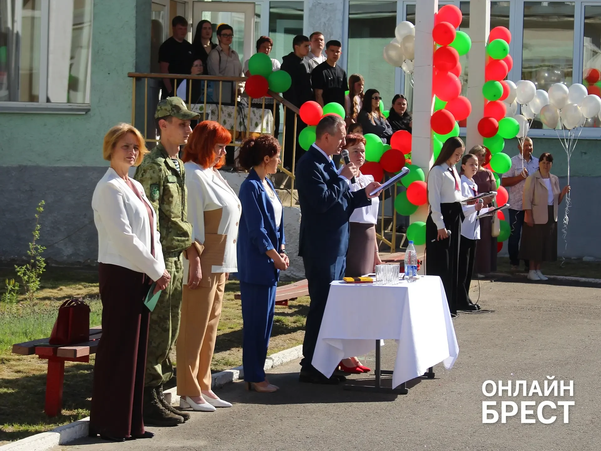 В Брестской области есть школа, куда каждый день съезжаются дети из многих деревень — вот как она живёт