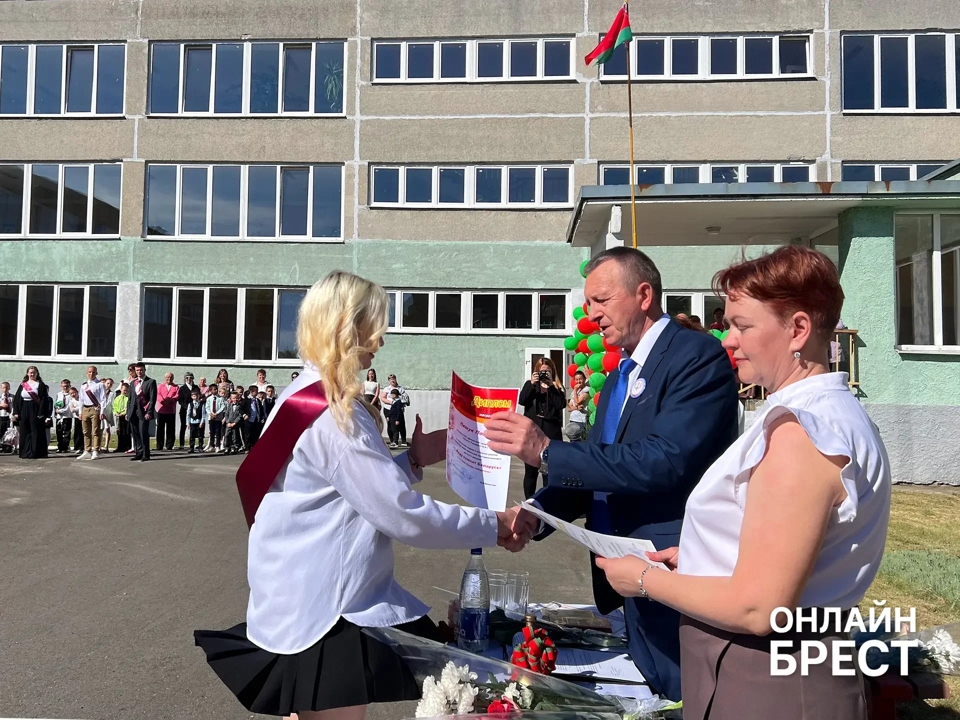 В Брестской области есть школа, куда каждый день съезжаются дети из многих деревень — вот как она живёт