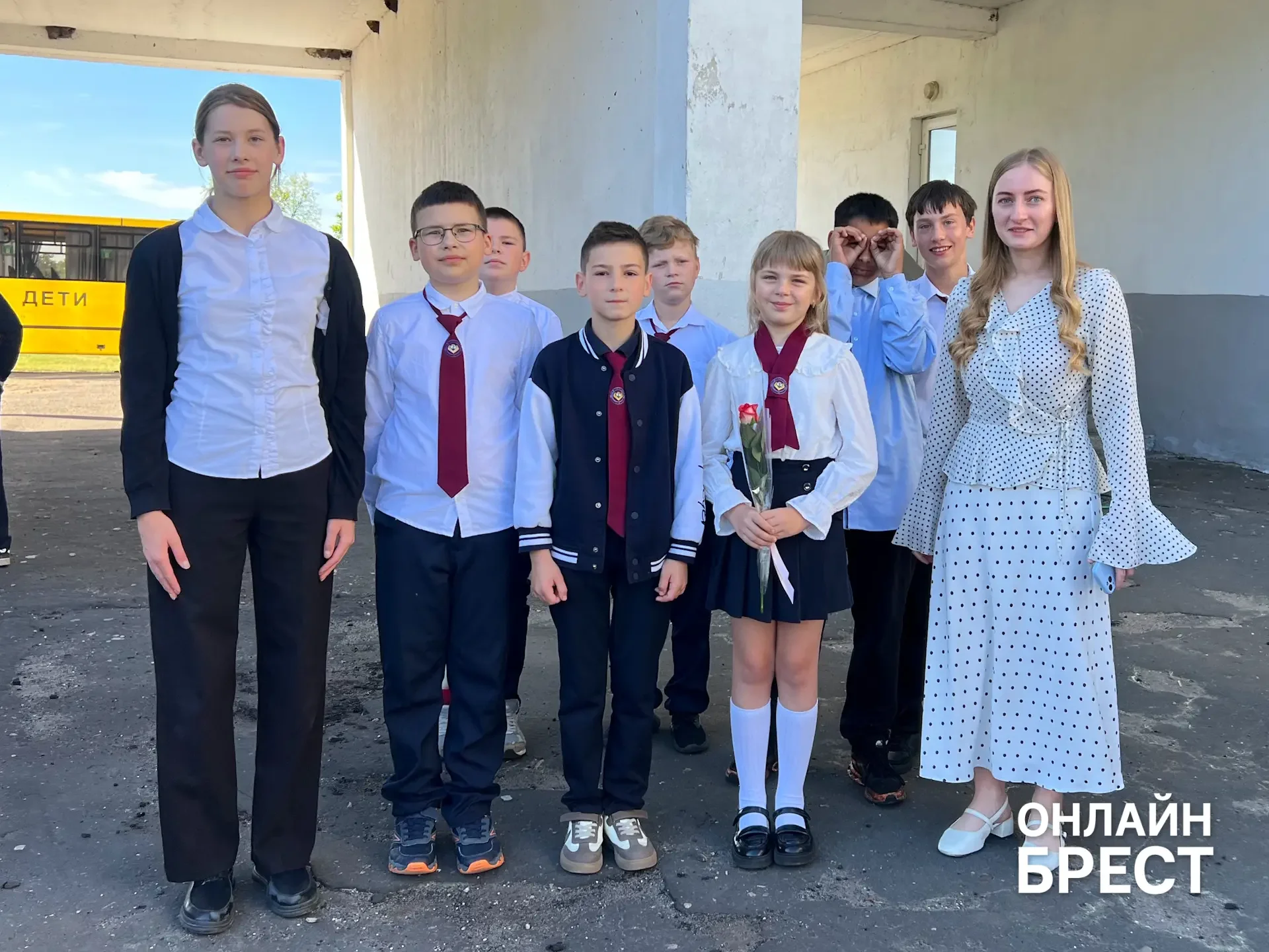 В Брестской области есть школа, куда каждый день съезжаются дети из многих деревень — вот как она живёт