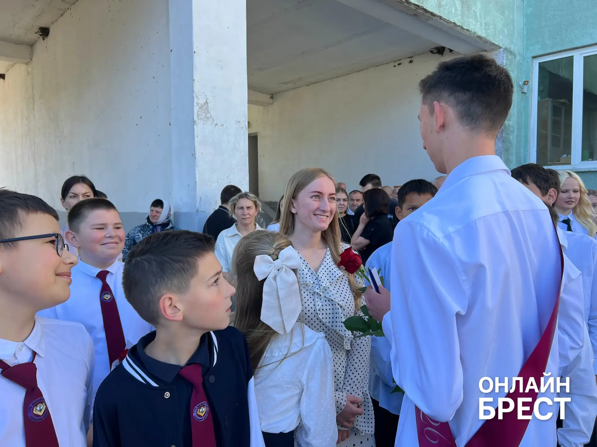 В Брестской области есть школа, куда каждый день съезжаются дети из многих деревень — вот как она живёт
