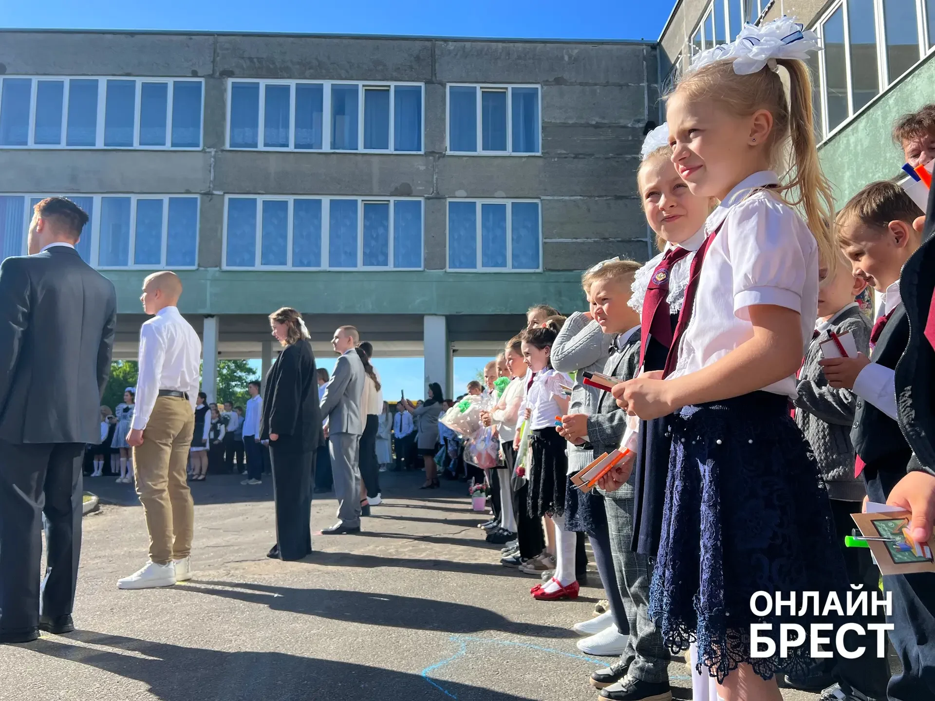 В Брестской области есть школа, куда каждый день съезжаются дети из многих деревень — вот как она живёт