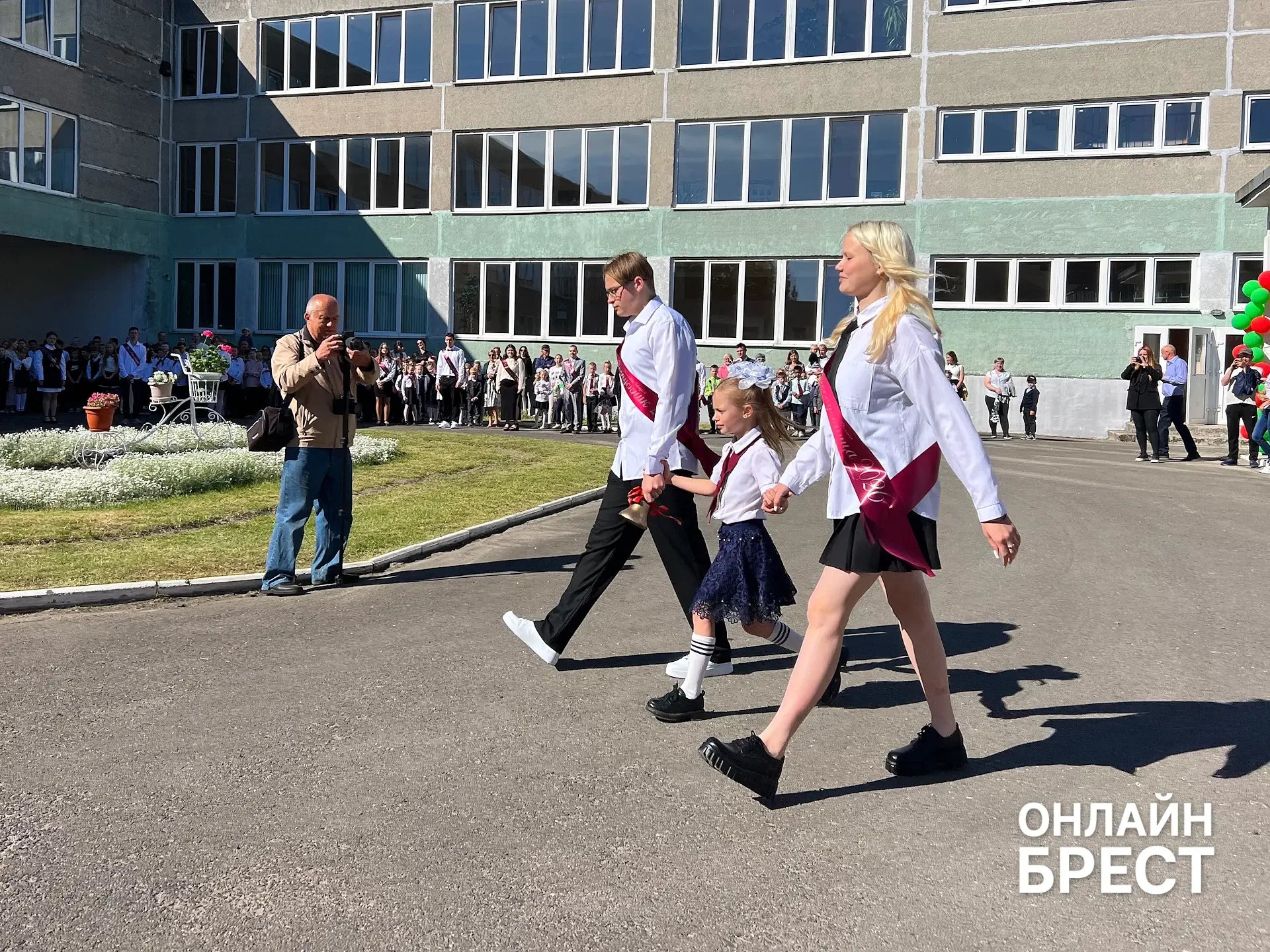 В Брестской области есть школа, куда каждый день съезжаются дети из многих деревень — вот как она живёт