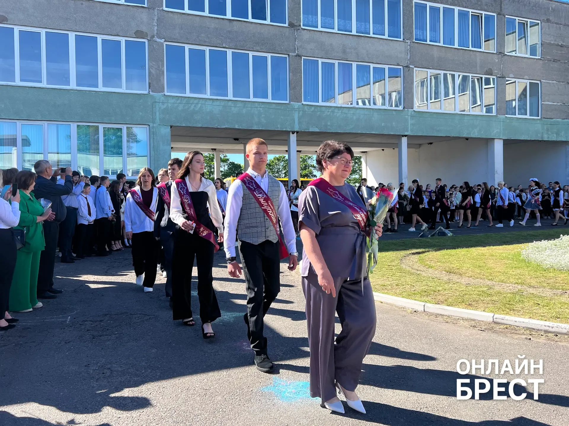 В Брестской области есть школа, куда каждый день съезжаются дети из многих деревень — вот как она живёт