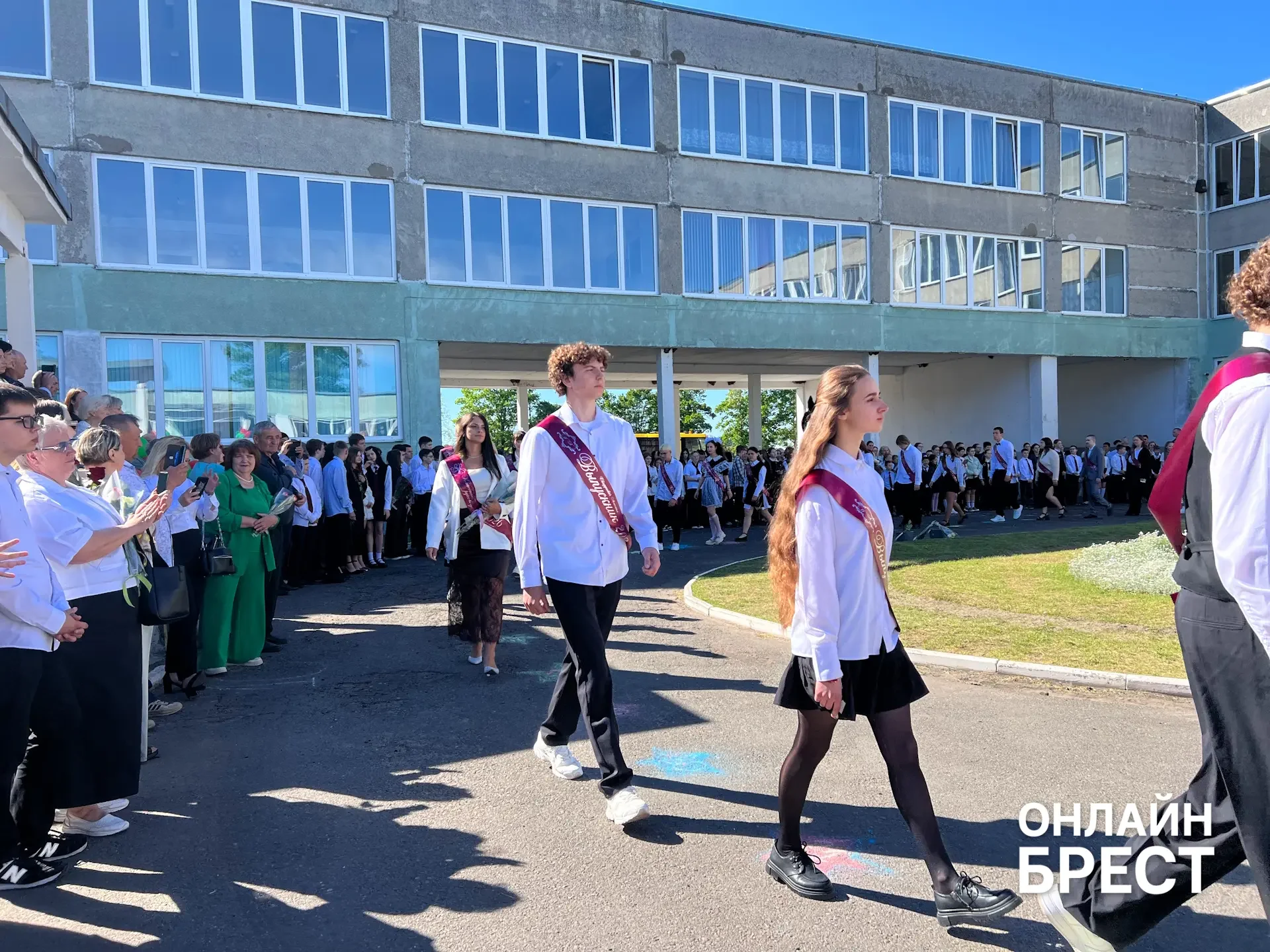 В Брестской области есть школа, куда каждый день съезжаются дети из многих деревень — вот как она живёт