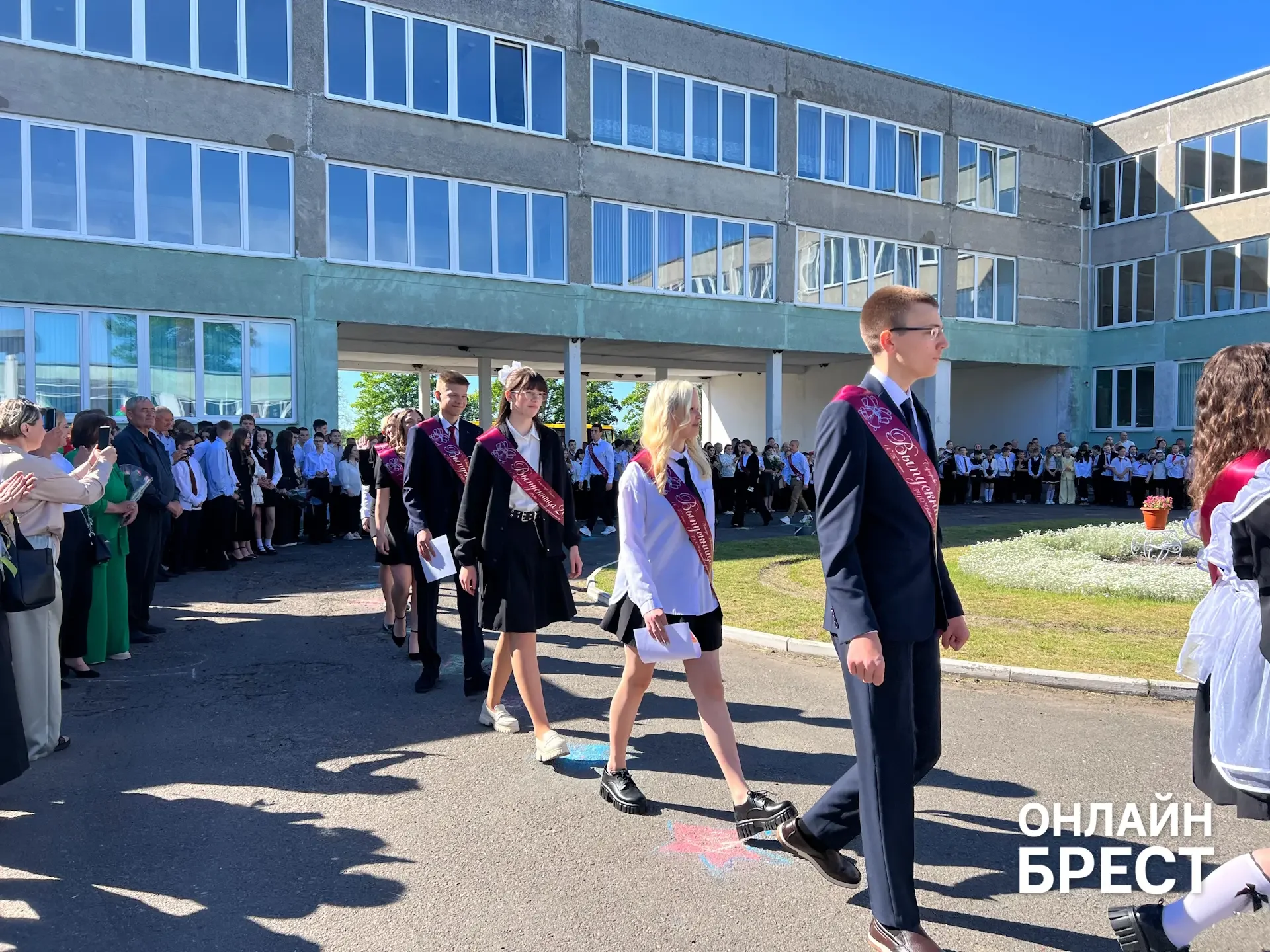 В Брестской области есть школа, куда каждый день съезжаются дети из многих деревень — вот как она живёт