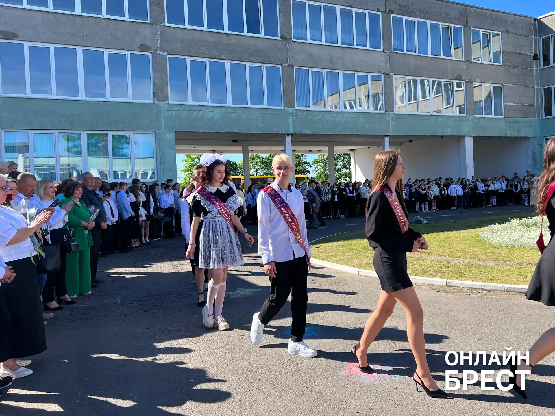 В Брестской области есть школа, куда каждый день съезжаются дети из многих деревень — вот как она живёт