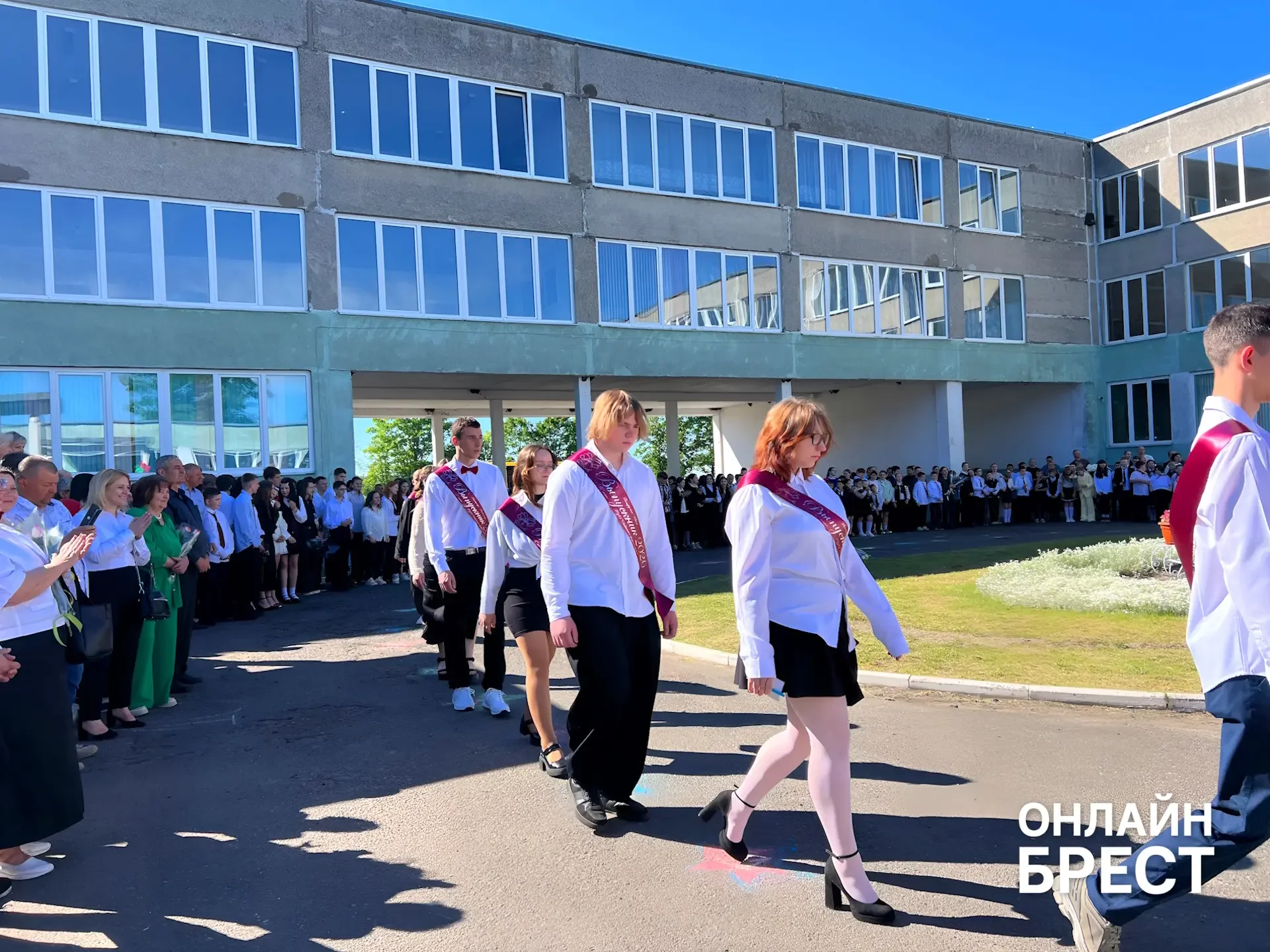 В Брестской области есть школа, куда каждый день съезжаются дети из многих деревень — вот как она живёт