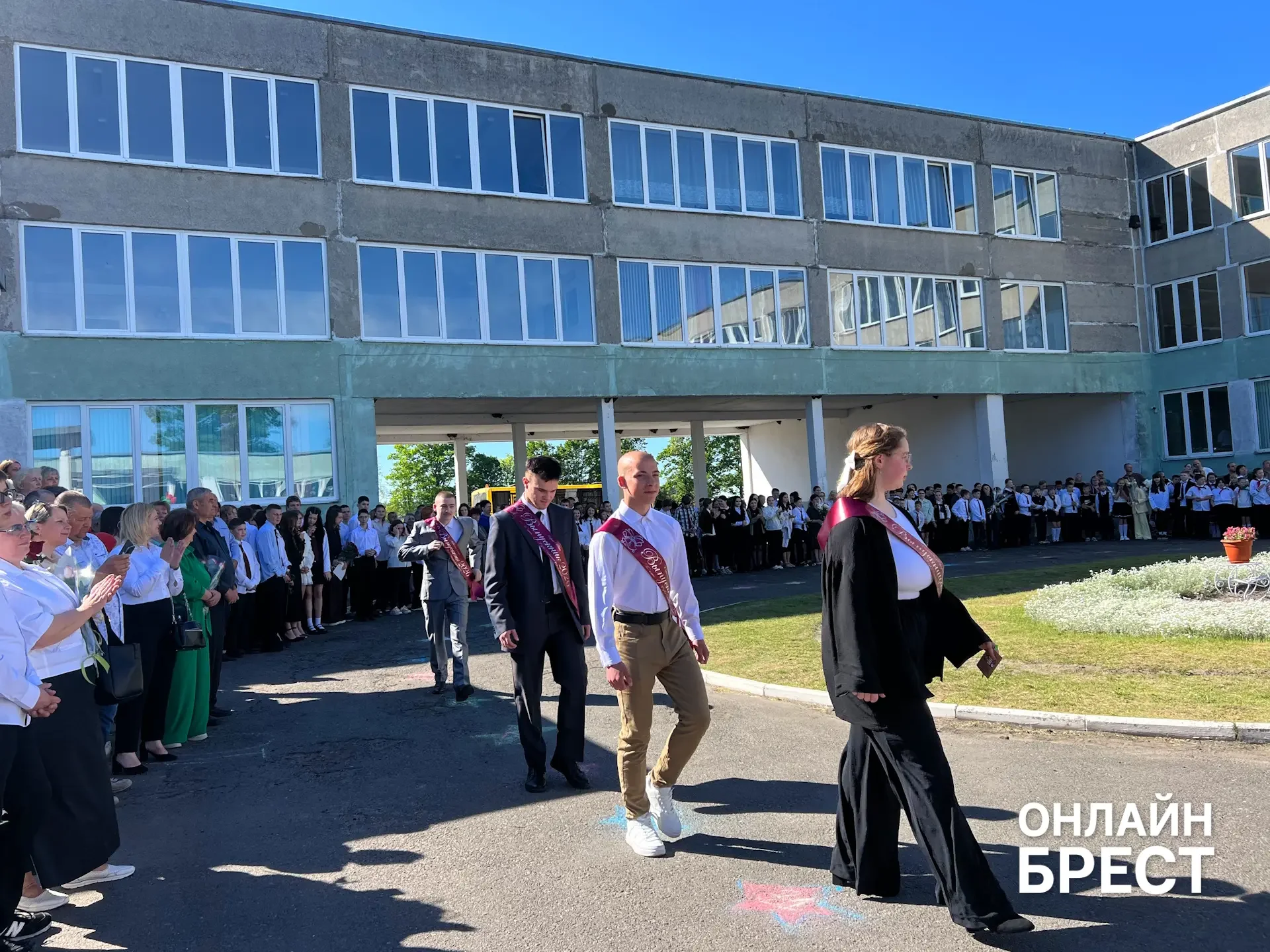 В Брестской области есть школа, куда каждый день съезжаются дети из многих деревень — вот как она живёт