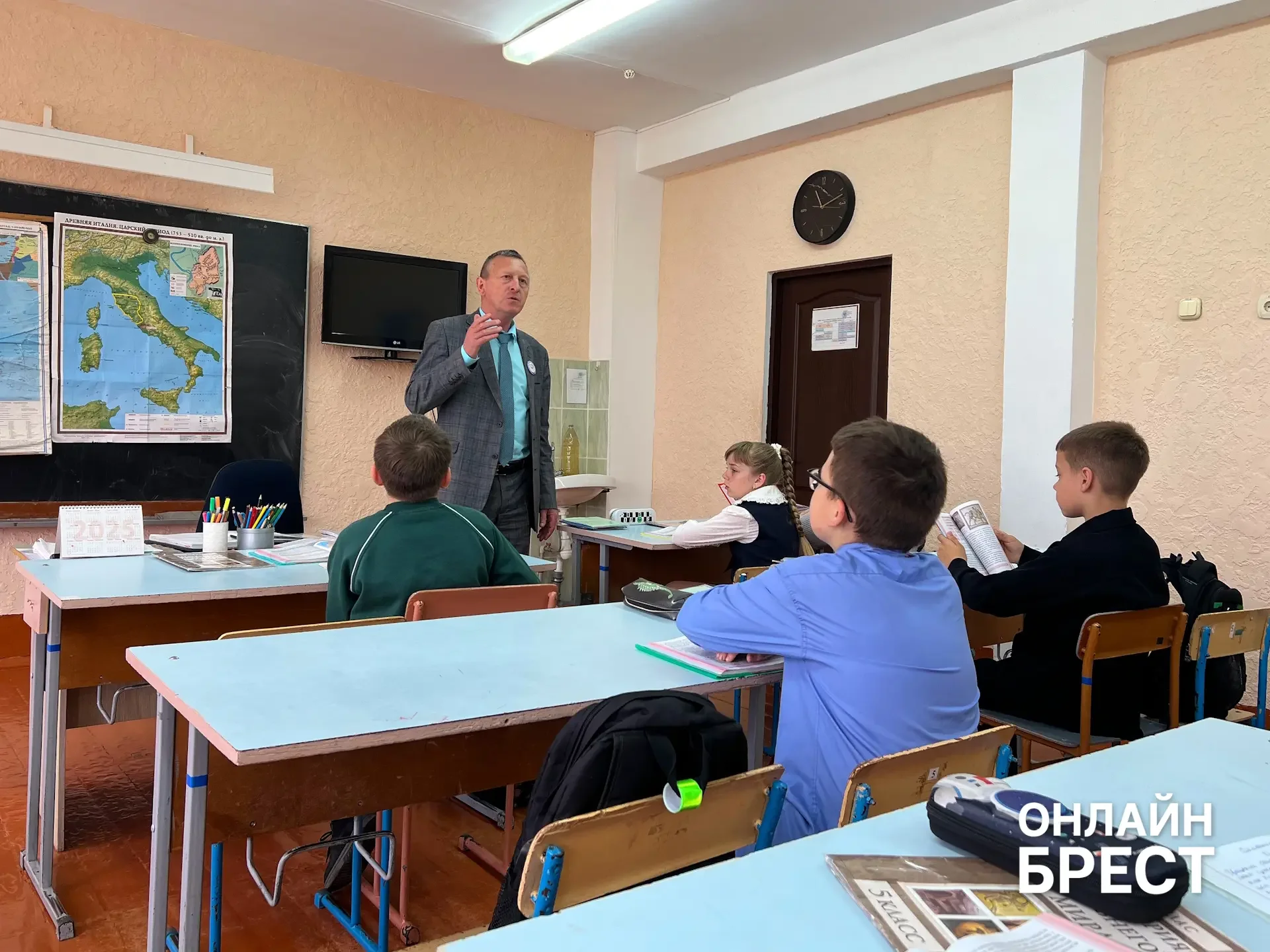 В Брестской области есть школа, куда каждый день съезжаются дети из многих деревень — вот как она живёт