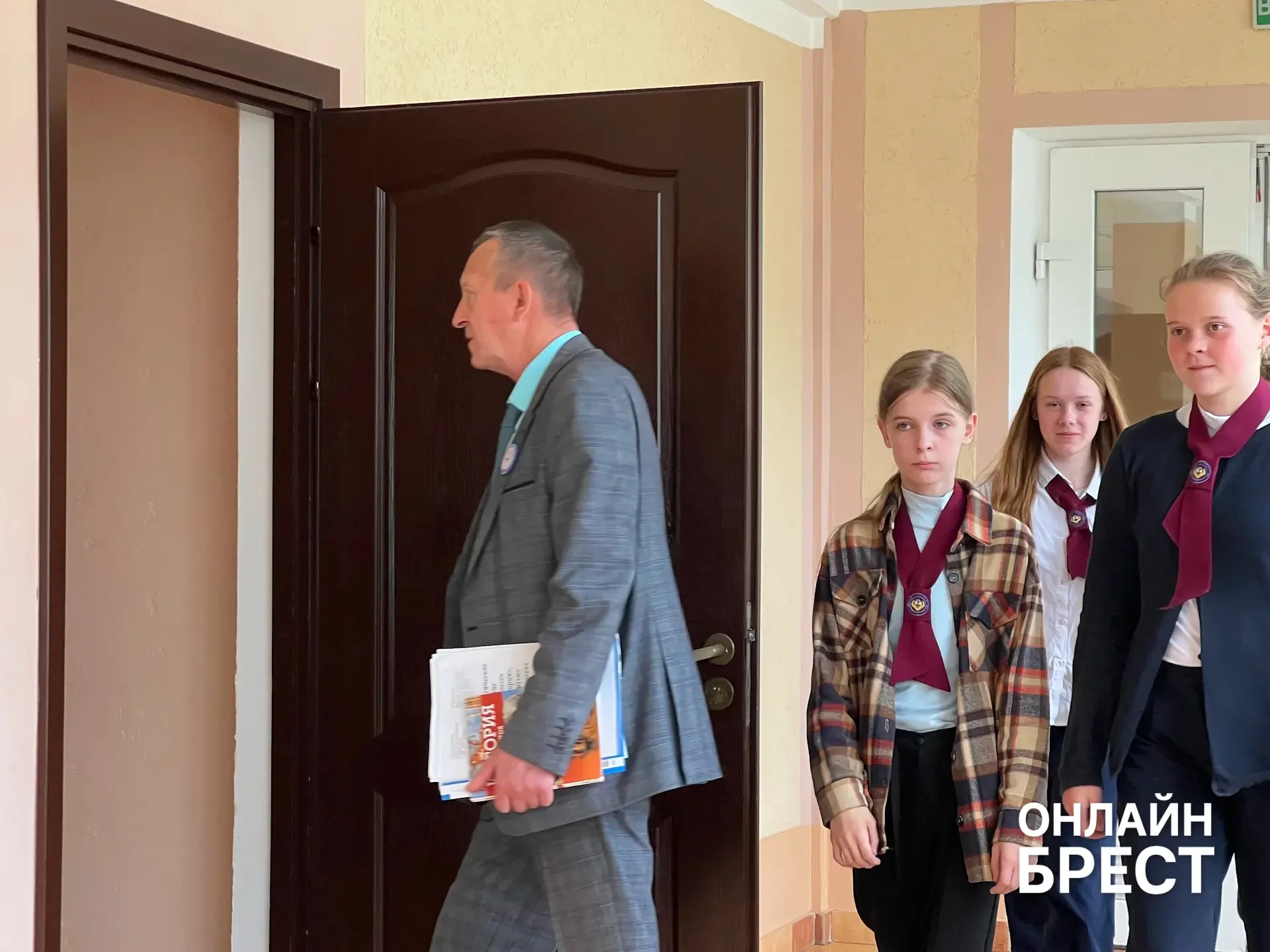 В Брестской области есть школа, куда каждый день съезжаются дети из многих деревень — вот как она живёт