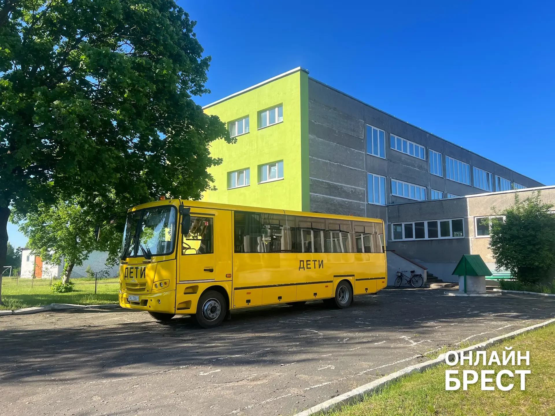 В Брестской области есть школа, куда каждый день съезжаются дети из многих деревень — вот как она живёт