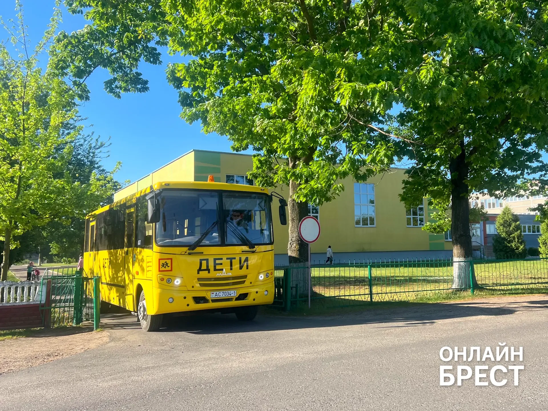 В Брестской области есть школа, куда каждый день съезжаются дети из многих деревень — вот как она живёт
