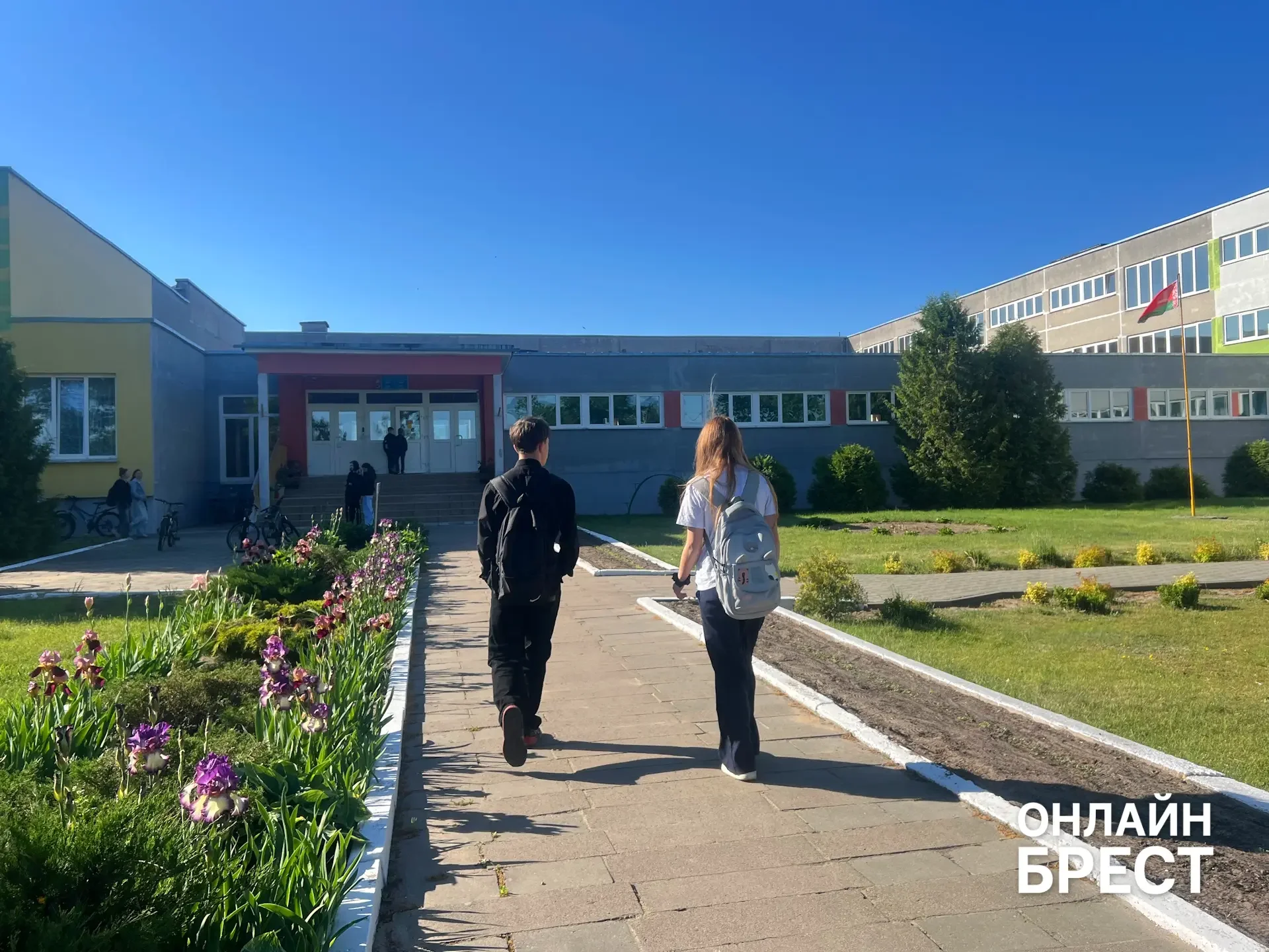 В Брестской области есть школа, куда каждый день съезжаются дети из многих деревень — вот как она живёт