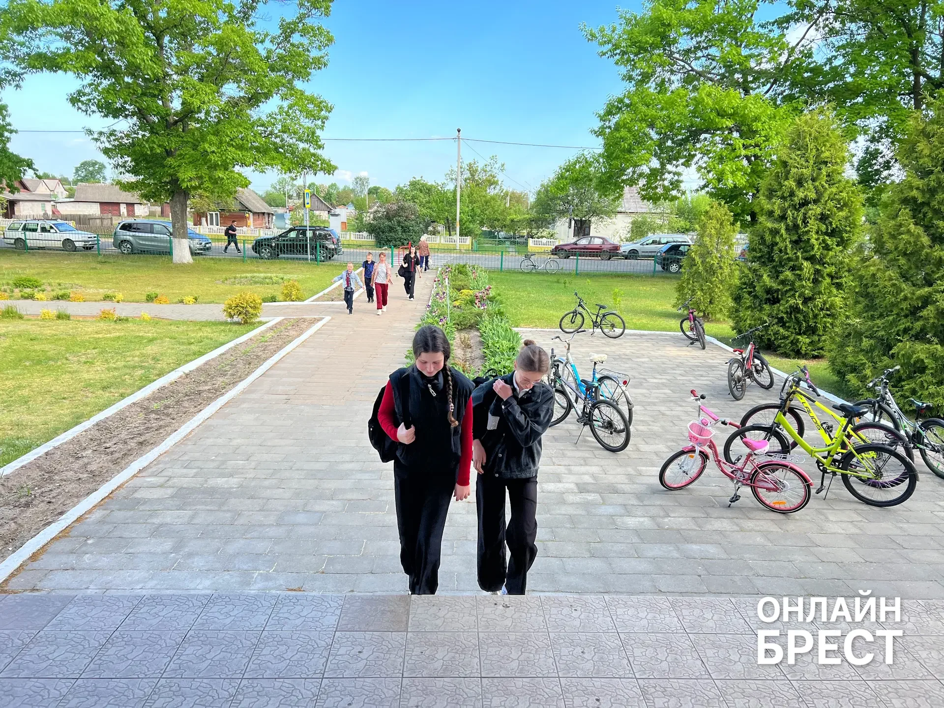 В Брестской области есть школа, куда каждый день съезжаются дети из многих деревень — вот как она живёт