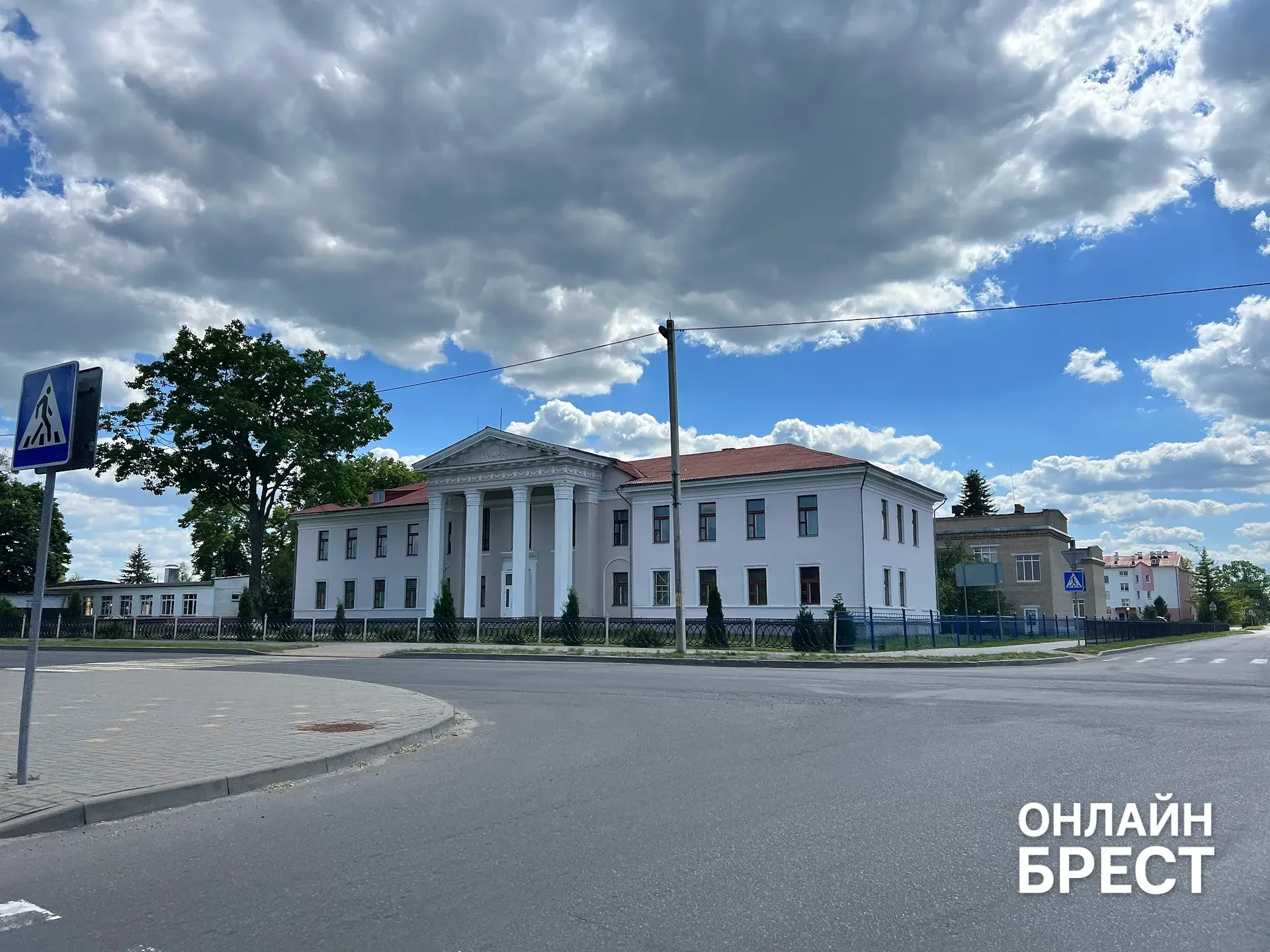 В Брестской области есть школа, куда каждый день съезжаются дети из многих деревень — вот как она живёт